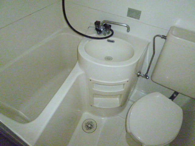 Bath. To shower faction, Easy-to-use unit bus. Also equipped with wash basin. 