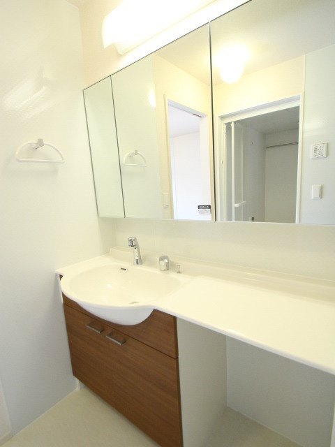 Washroom. ● independent vanity ●