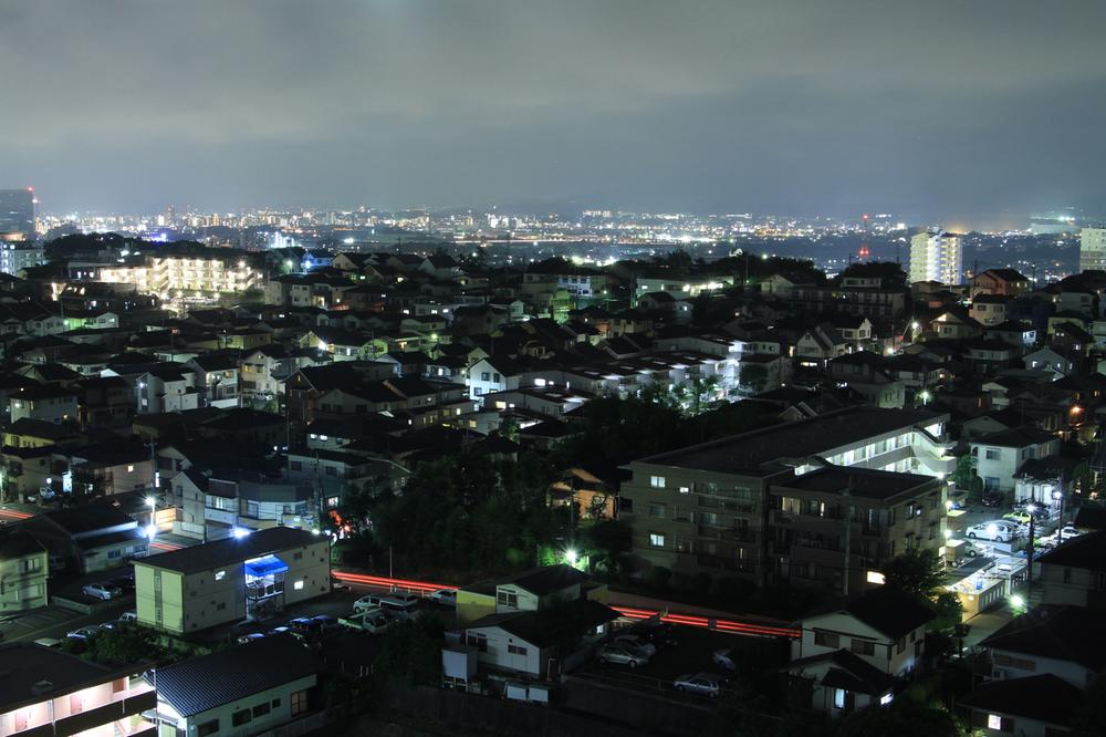View photos from the dwelling unit. Night view (seller like shooting)