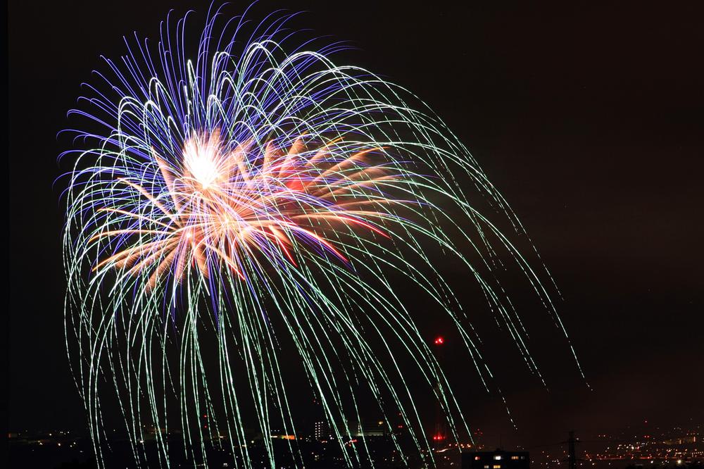 View photos from the dwelling unit. Fireworks photos from the local (seller like shooting)