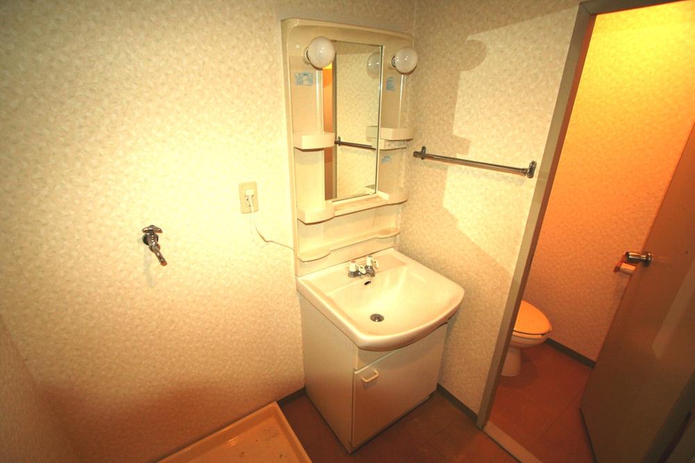 Wash basin, toilet. Indoor (12 May 2013) Shooting