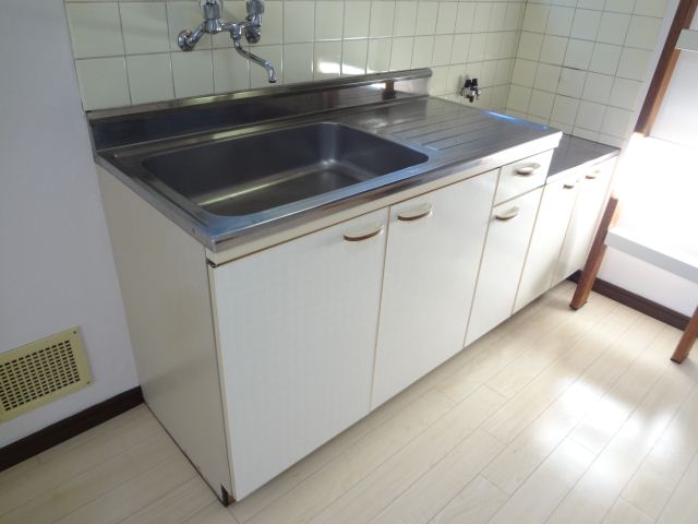 Kitchen. Gas stove is can be installed kitchen.