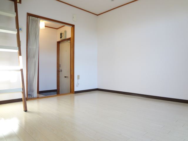 Living and room. Because the corner room to enter the bright light the room.