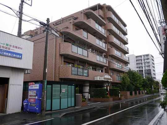 Local appearance photo. Renovation already ・ Southeast Corner Room ・ Also equipped with large bike shelter in the apartment of large LDK and favorable conditions.