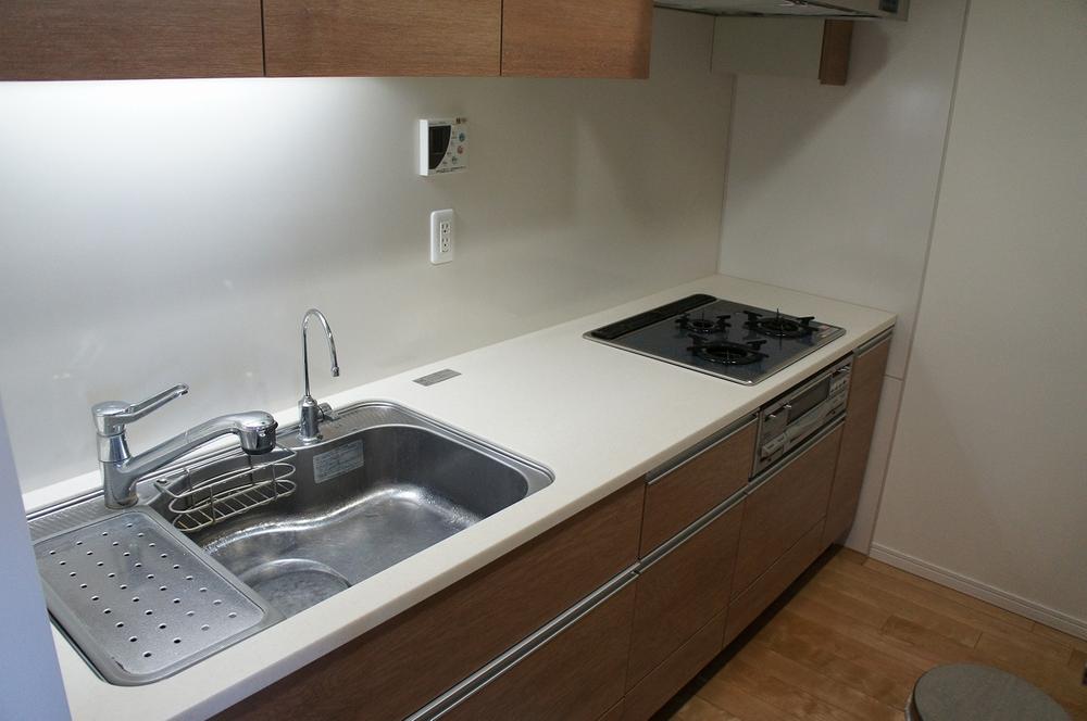 Kitchen. Built-in type of water purifier ・ And silent sink and care easy glass top plate, etc., The kitchen is happy specification household chores.
