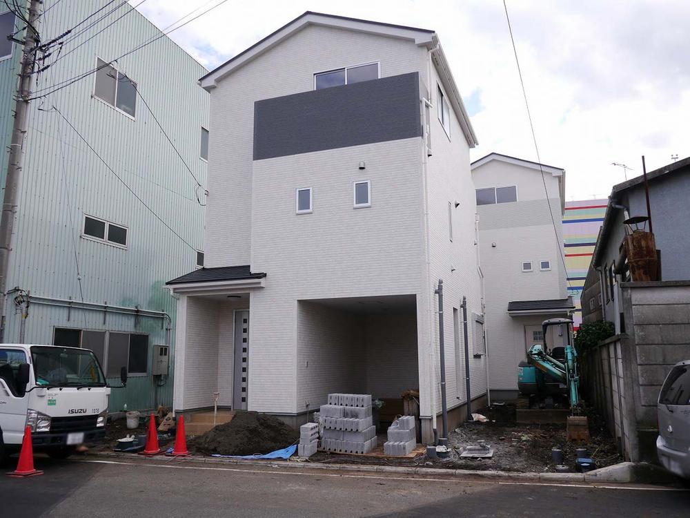 Local appearance photo. There is also a two car space commercial facilities are also many living environment is also good around. Odakyusagamihara ・ Minamirinkan Station 2 Station Available.