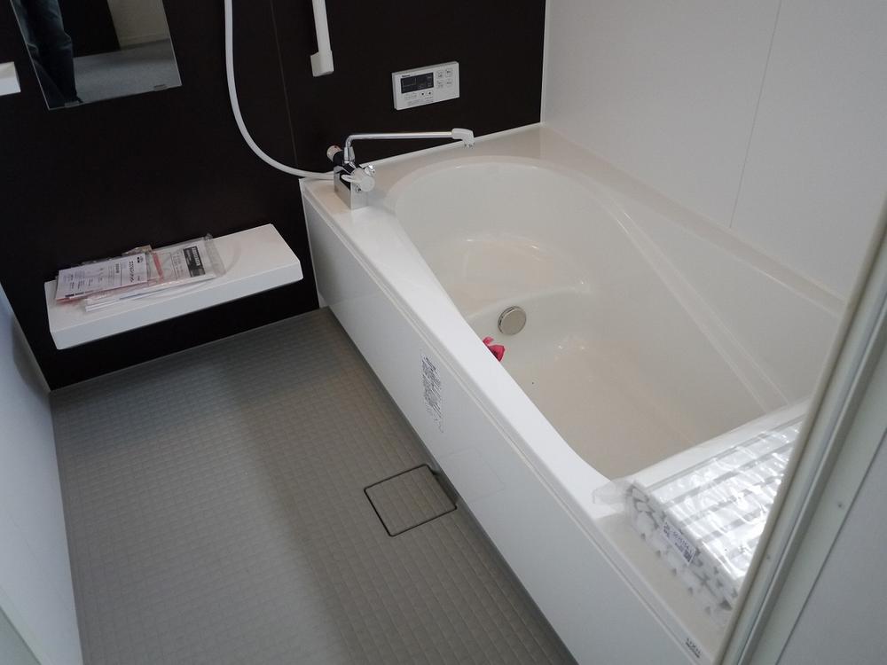 Bathroom. 1 tsubo size ・ Barrier-free type ・ With bathroom dryer