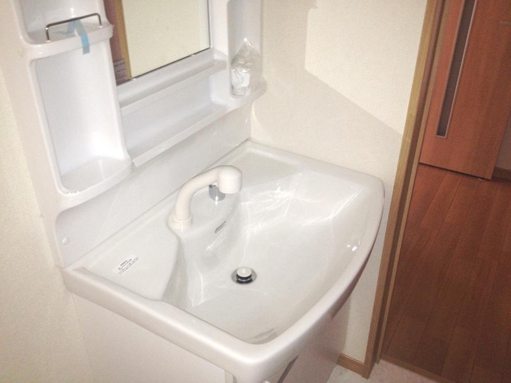 Wash basin, toilet. Building 2