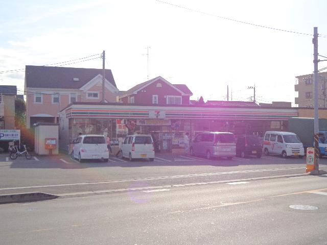 Convenience store. Seven - 450m 24 hours a day to Eleven