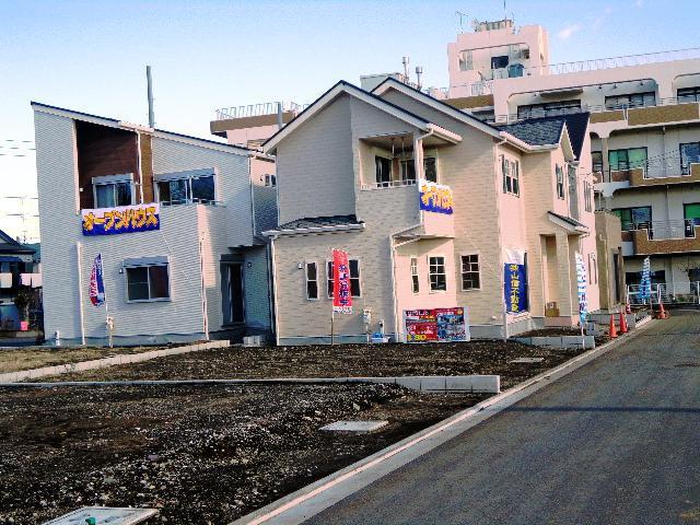 Local photos, including front road. Whole is a picture.