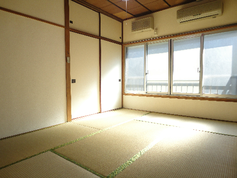 Other room space. Sunny