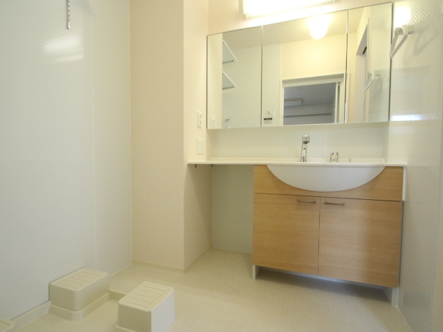 Washroom.  ◆ Separate vanity ◆