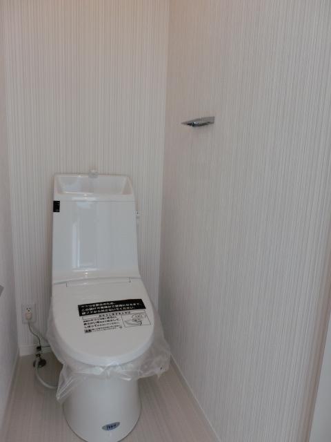 Toilet. Indoor (12 May 2013) Shooting