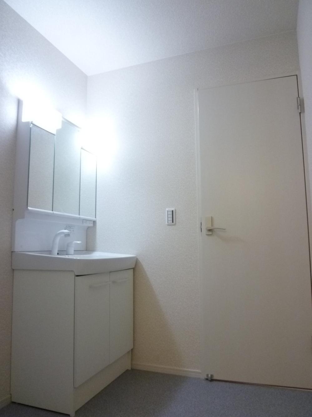 Wash basin, toilet. Building 2 Bathroom Vanity