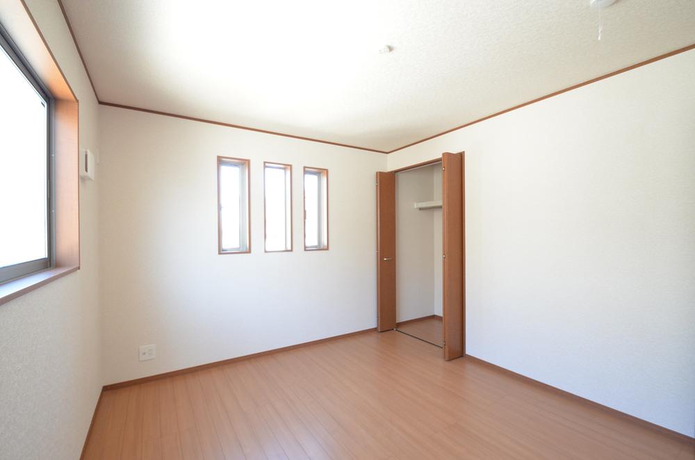 Other introspection. Also it comes with large storage, I am happy for those who a lot of luggage ☆