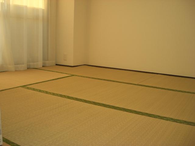 Non-living room. There is also 1 room Japanese-style room.