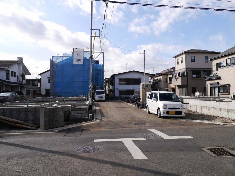 Local photos, including front road. It is also a good many living environment also commercial facilities around the development subdivision of Odakyusagamihara Station 9 minute walk.