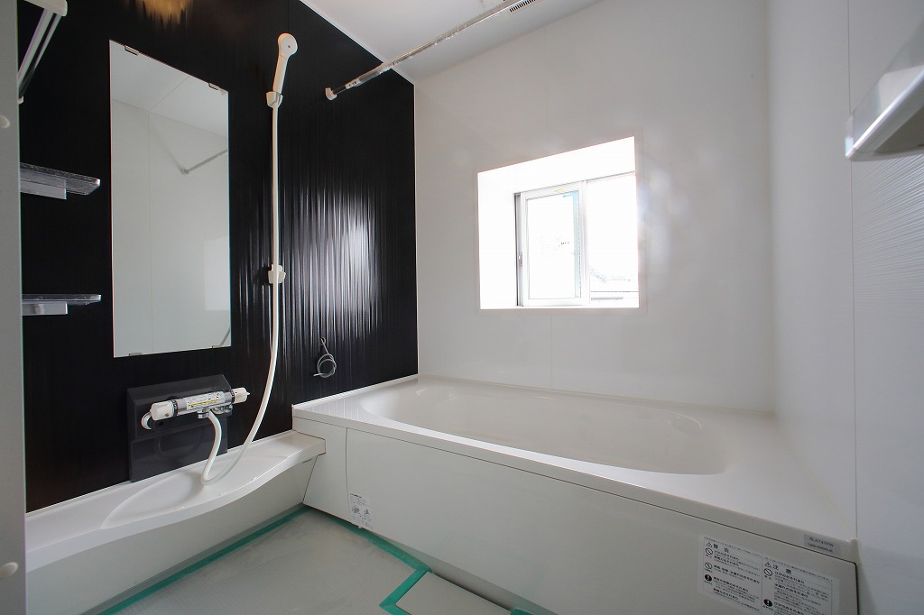 Bath. 1 tsubo size. Views of the mountains of Zushi from window.