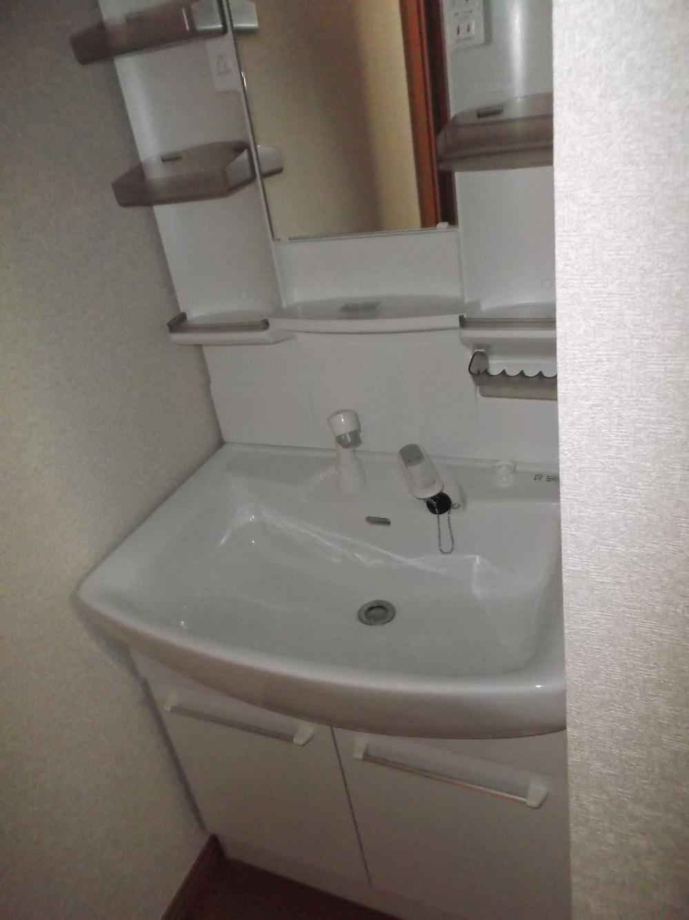 Wash basin, toilet. Room (August 2013) Shooting