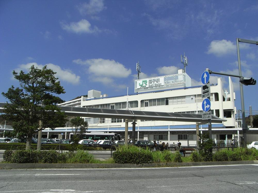 Streets around. Around 720m Zushi Station to JR Zushi Station, There are three shopping district. There are also many commercial establishments such as banks and supermarkets. 