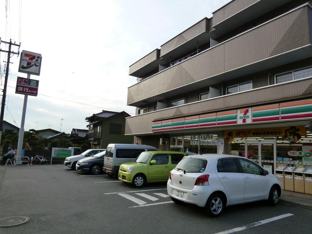 Convenience store. Sakurayama Seven-Eleven