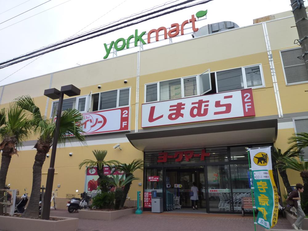 Supermarket. Higashi Zushi York Mart