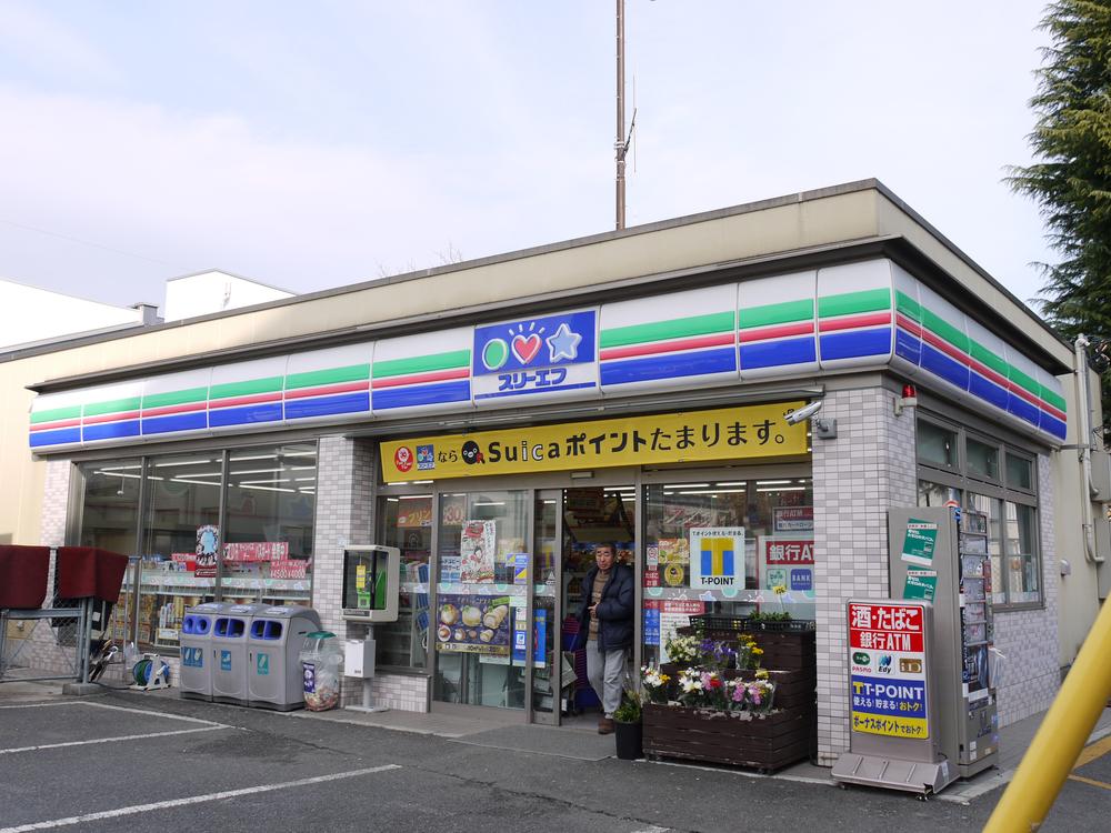 Convenience store. 500m to Three F east Zushi Station before shop