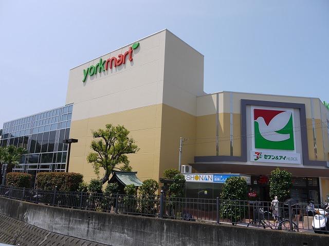 Supermarket. York Mart 1300m to the east, Zushi shop