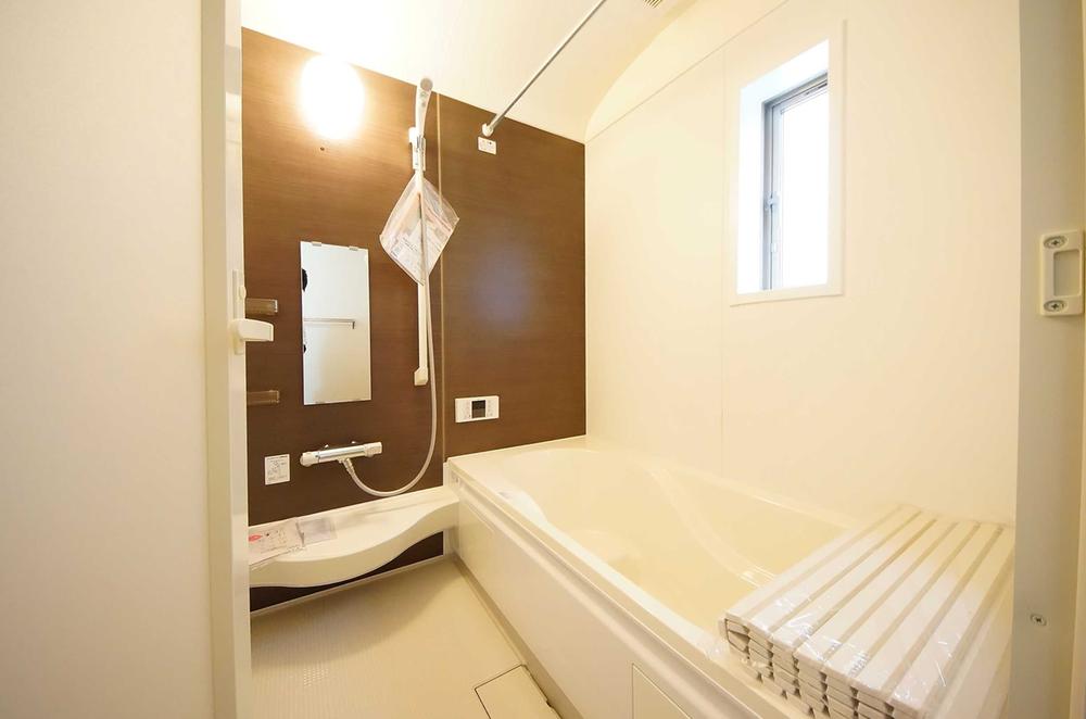 Bathroom. Indoor (July 2013) Shooting, This is a system bus of 1 square meters size with Air Heating dryer. 