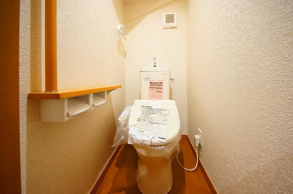 Toilet. Indoor (July 2013) Shooting, 1st floor ・ Shower toilet on the second floor both. 