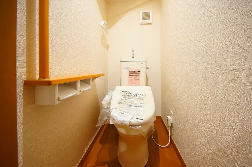 Toilet. Indoor (July 2013) Shooting, 1st floor ・ Shower toilet on the second floor both. 