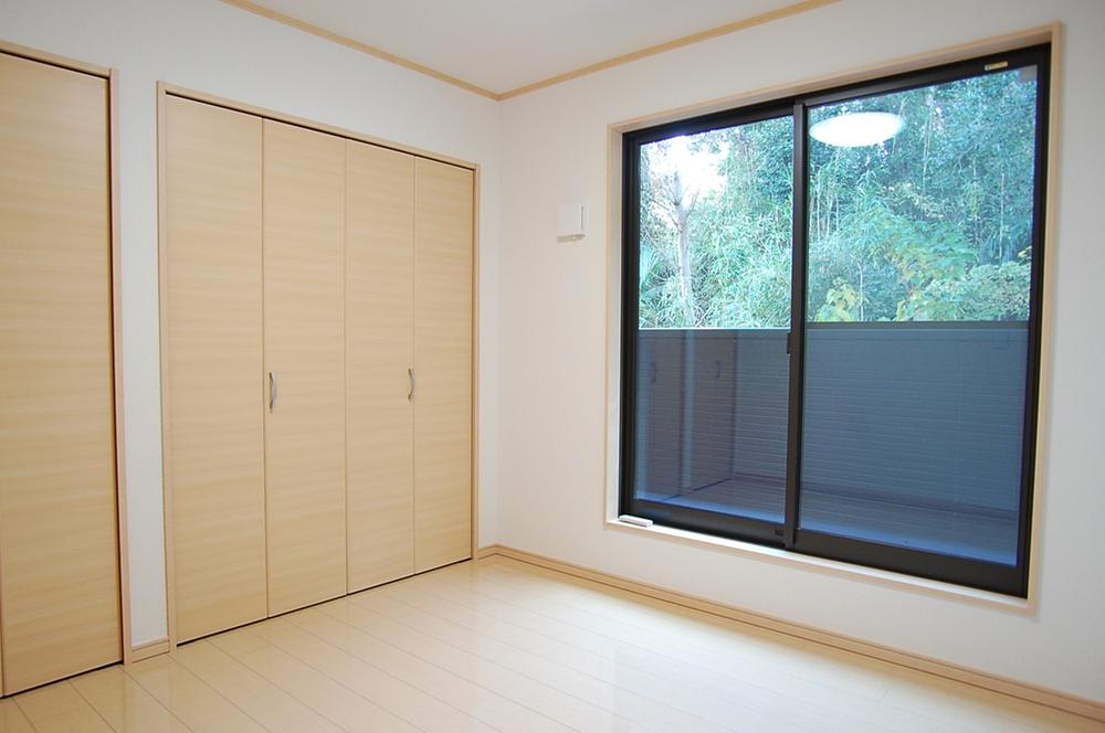 Non-living room. Housed plenty of Western-style. We hope the green from the course window.