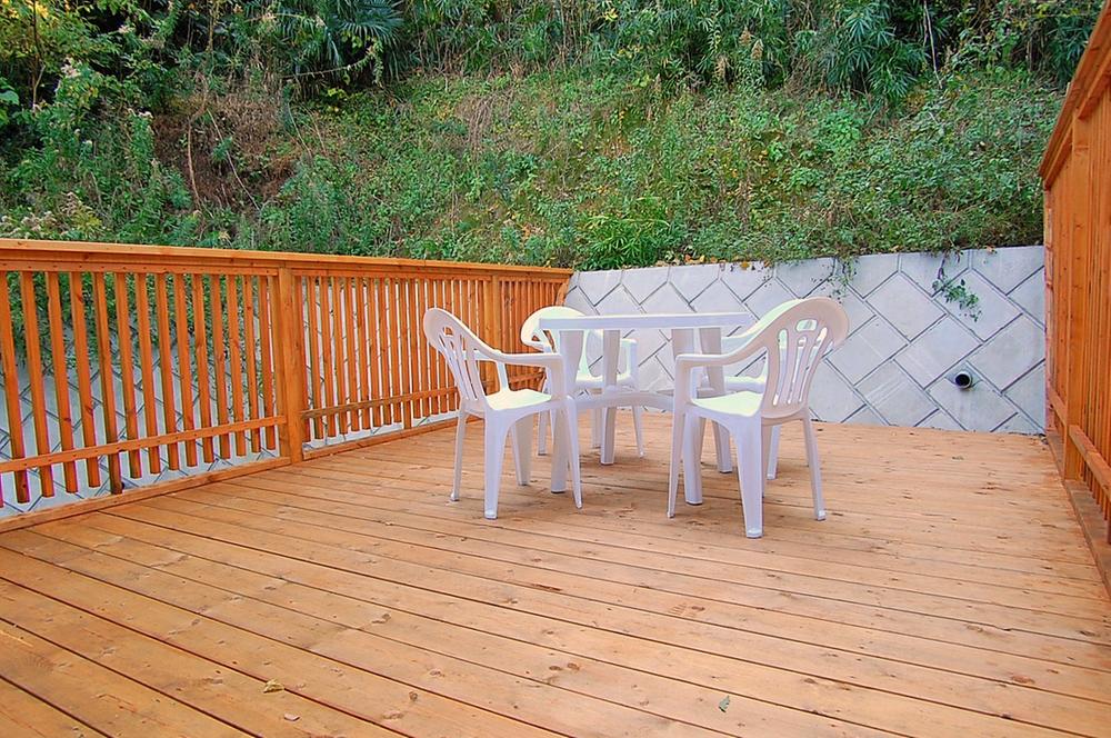 Balcony. Soft colors of the fresh green in spring, Strong sunshine becomes a sunshine filtering through foliage of summer, Coloring in autumn, Winter quietly ・ ・ ・ . Large deck terrace, such as Yorisoeru naturally.