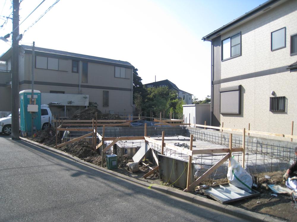Local photos, including front road. It is a quiet residential area. It is safe to look at the building process because now entering the building. 