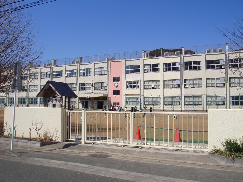 Primary school. Is about 5 minutes walk at 250m children's feet to Hisaki elementary school. It is a flat road.