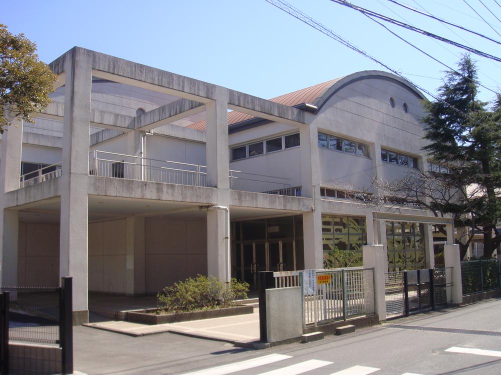 Junior high school. Out of the 650m home to Hisaki junior high school, It will wear to school in less than 10 minutes.