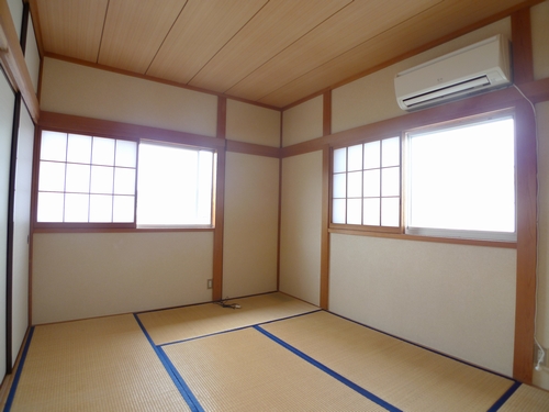 Living and room. Japanese-style room also window full ・ Please enjoy your nap Gorotto. 