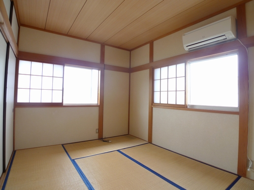 Living and room. Japanese-style room also window full ・ Please enjoy your nap Gorotto.