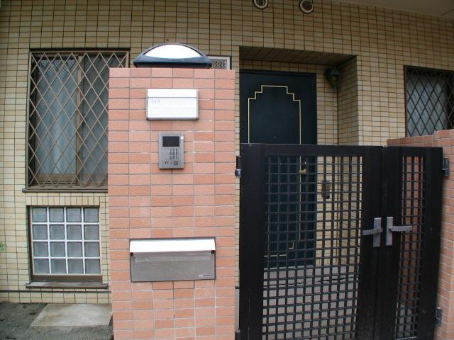 Entrance. Local (08 May 2013) Shooting