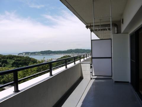 Balcony. Sense of openness is good views of the sea.