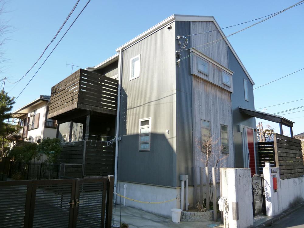 Local appearance photo. Facing the southeast road, Southwest side ・ Because the northeast side there is adjacent land passage, Per yang ・ Sense of openness is good. It is very stylish appearance.