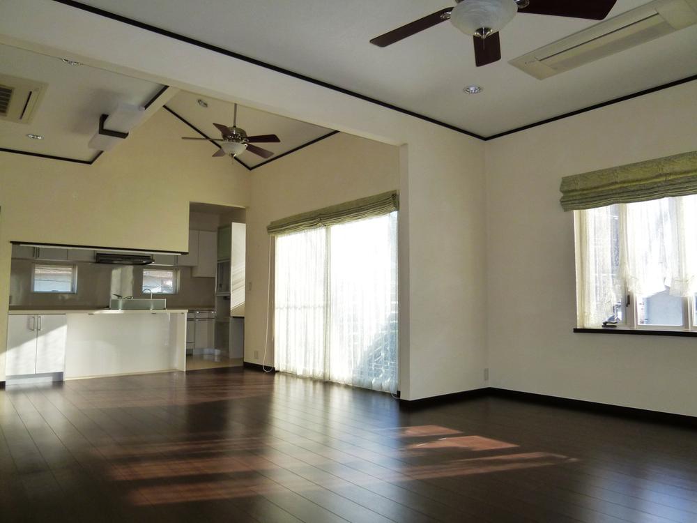 Living. Equipped with built-in air conditioning installed a ceiling fan in the gradient ceiling. Second floor LDK of about 26 quires is bright, There is a feeling of opening. There is also a study corner.