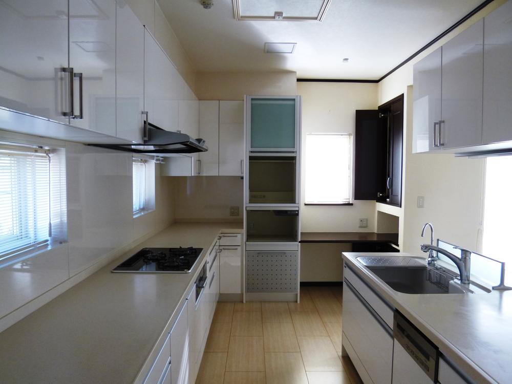 Kitchen. Easy-to-use face-to-face kitchen. Storage There are also plenty about 2 Pledge of pantry. Equipped also a water purifier and a dishwasher.