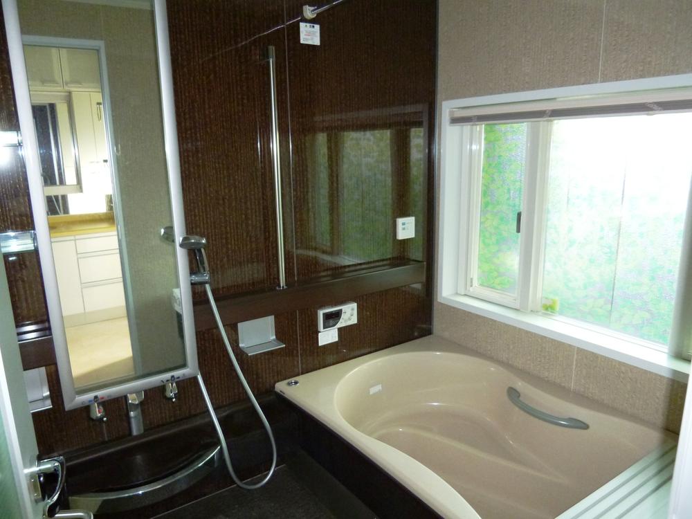 Bathroom. Spacious bathroom for more than one tsubo. From the window of the south, It bright sunlight is pleasant. You can enjoy slowly bath time.