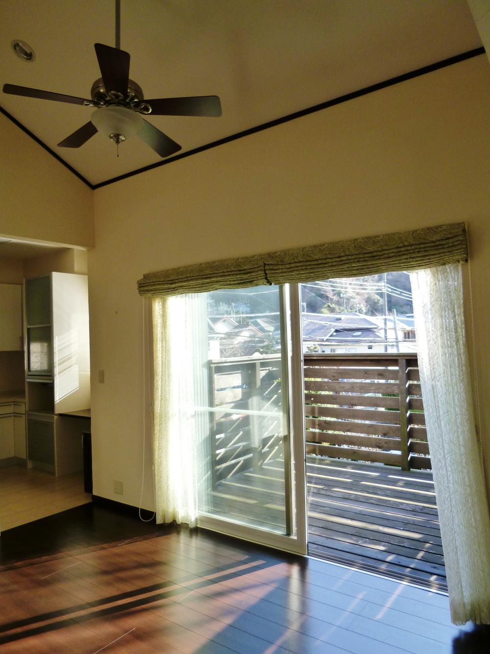 Living. From the living room to the wood deck. In the spring and panoramic views of the mountains bloom is wild cherry tree. When the weather is good, Tea time in the wood deck.