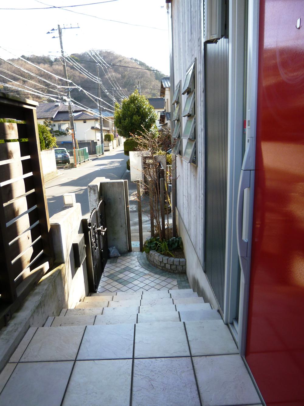 Entrance. The red front door accents. Is the entrance to be greeted by pleasant customers. 