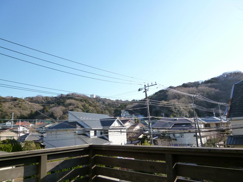 View photos from the dwelling unit. Mountain which is visible to the southeast direction, Is wonderful white cherry in spring. I sky is visible widely view is a good feeling. 