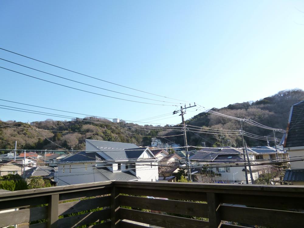 View photos from the dwelling unit. Mountain which is visible to the southeast direction, Is wonderful white cherry in spring. I sky is visible widely view is a good feeling.