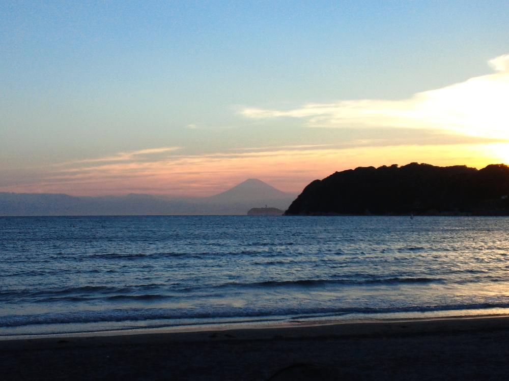 Streets around. Zushi to the coast 1500m Enoshima ・ Zushi coast that can be overlooking the Mount Fuji. Walk you can enjoy.