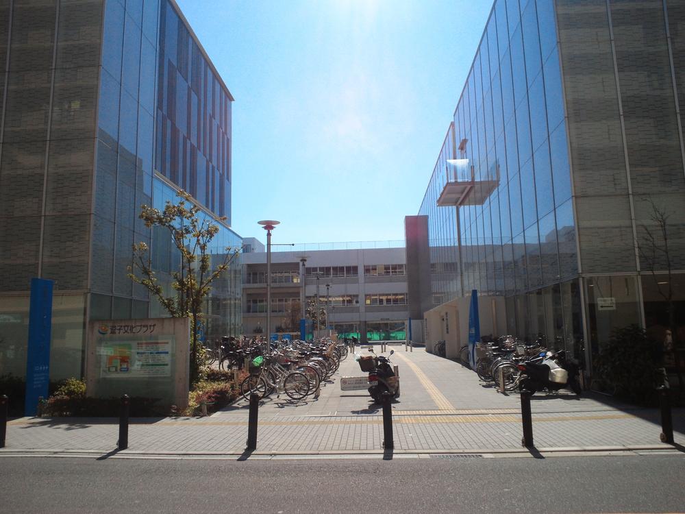 Primary school. Zushi until 530m elementary school to elementary school is a flat road. You can attend school without passing through the main road.
